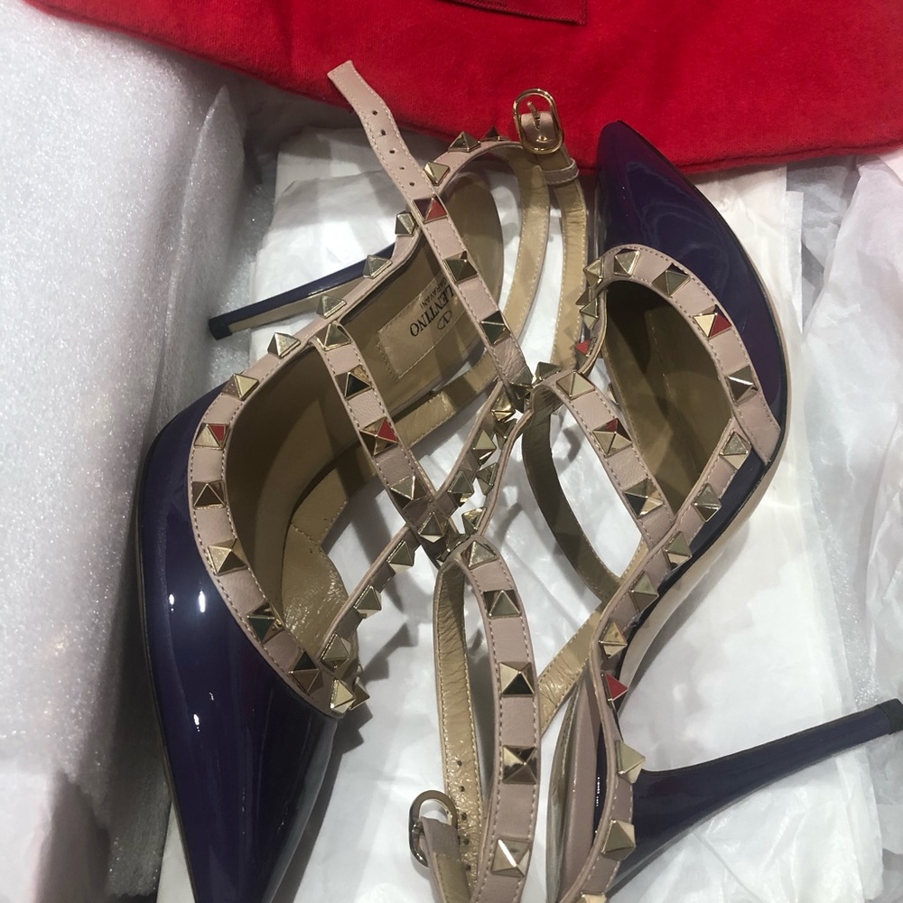 VALENTINO ROCKSTUDS PURPLE PATENT LEATHER HEEL. - Picture 8 of 13